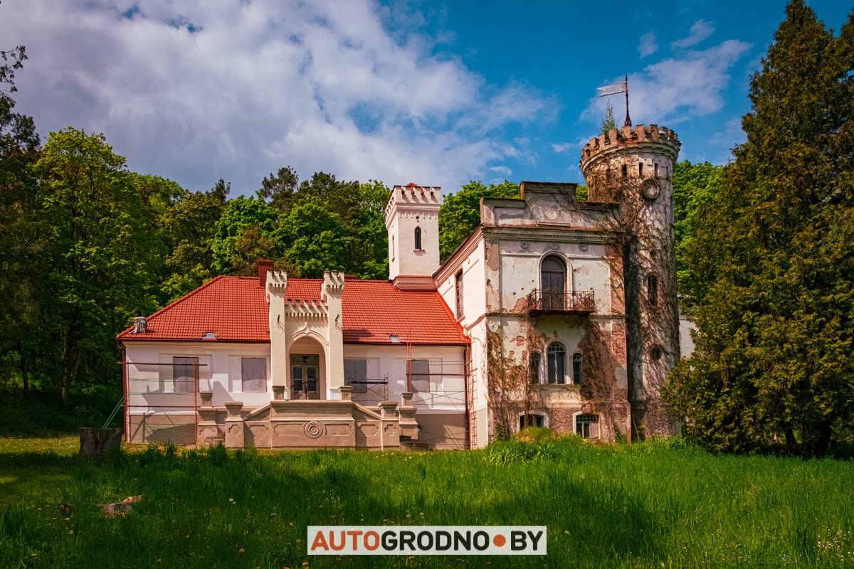 Усадьба Сегеней и разрушенная церковь