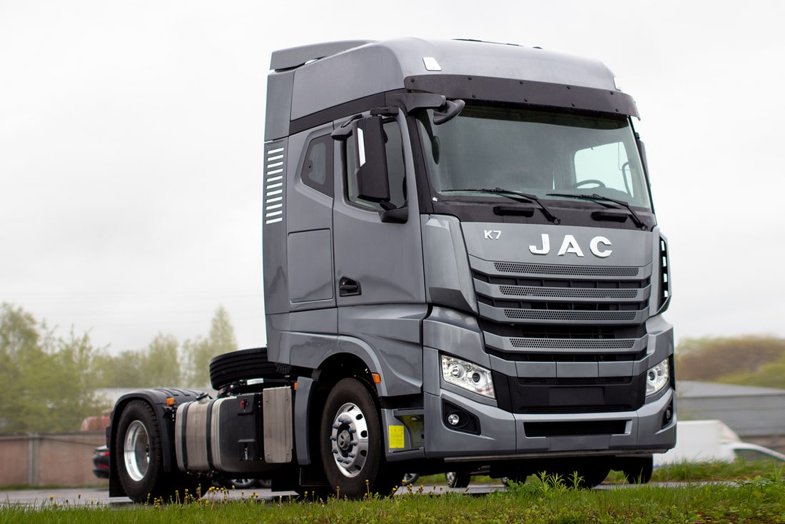Из Китая в Беларусь своим ходом: в Минск прибыл седельный тягач JAC K7