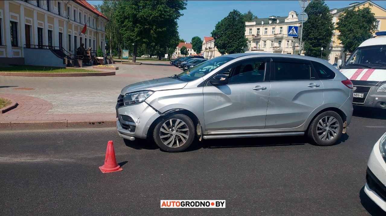 Аварийное утро в Гродно: после ударов машины оказались на газонах