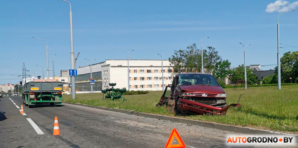 Аварийное утро в Гродно: после ударов машины оказались на газонах