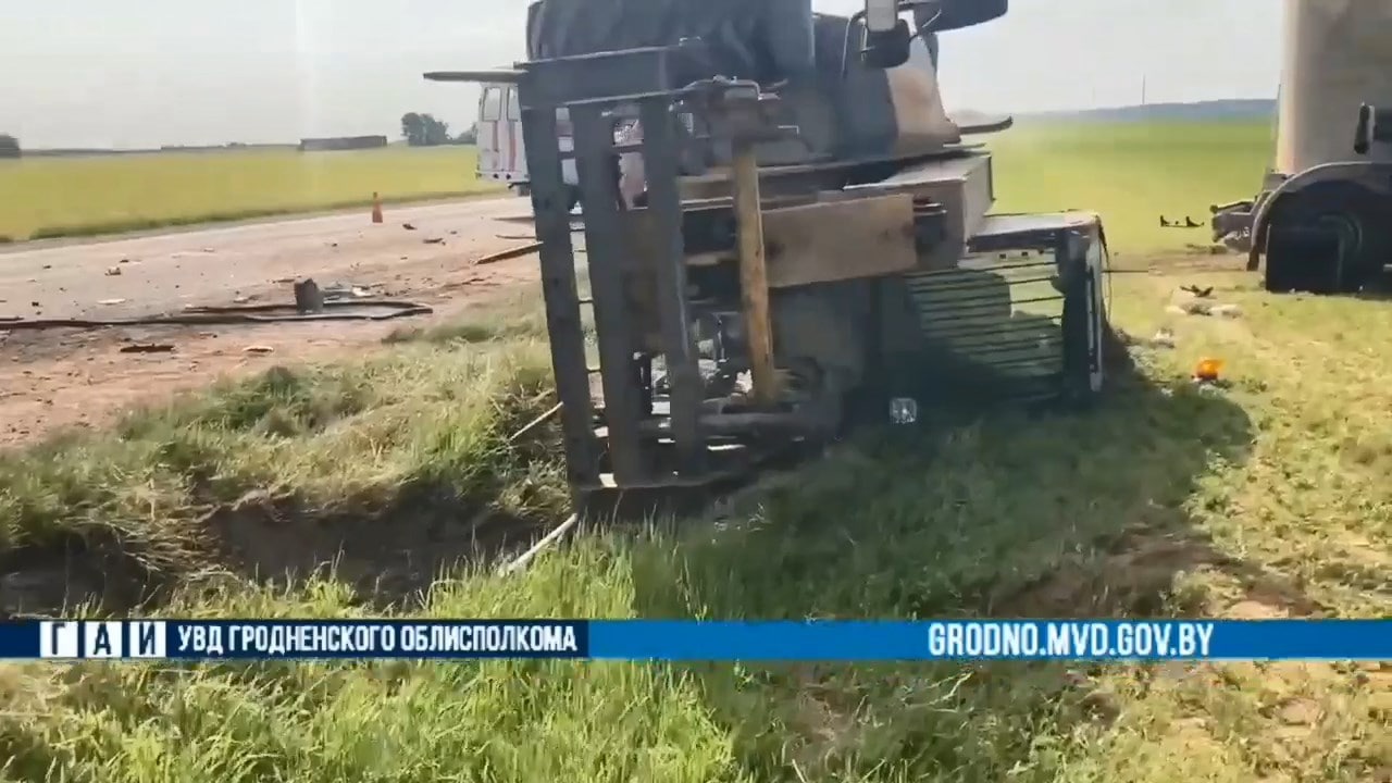 ЧП на загородной дороге вблизи Гродно: бензовоз столкнулся с попутным погрузчиком