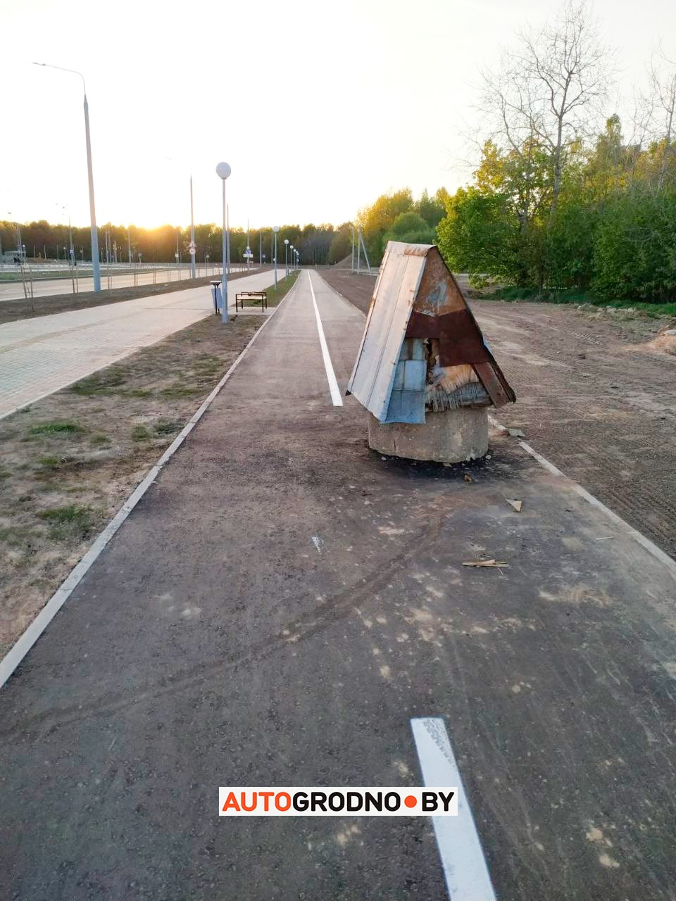 Посреди велодорожки стоит колодец! Видели такое чудо в Гродно?