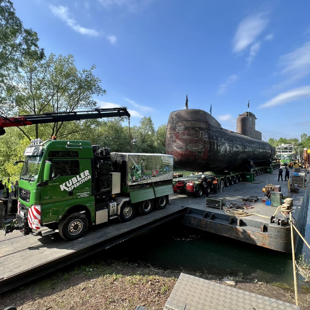 Транспортировка огромных грузов - подводная лодка Германия