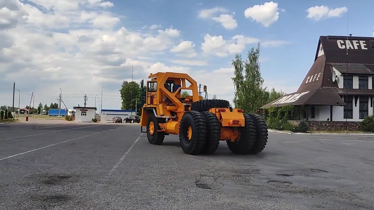 Белаз на трассе М6 Минск - Гродно