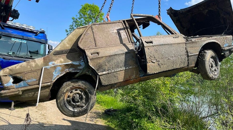 BMW 35 лет пролежала на дне реки. Вероятно, это автомобиль спецслужб