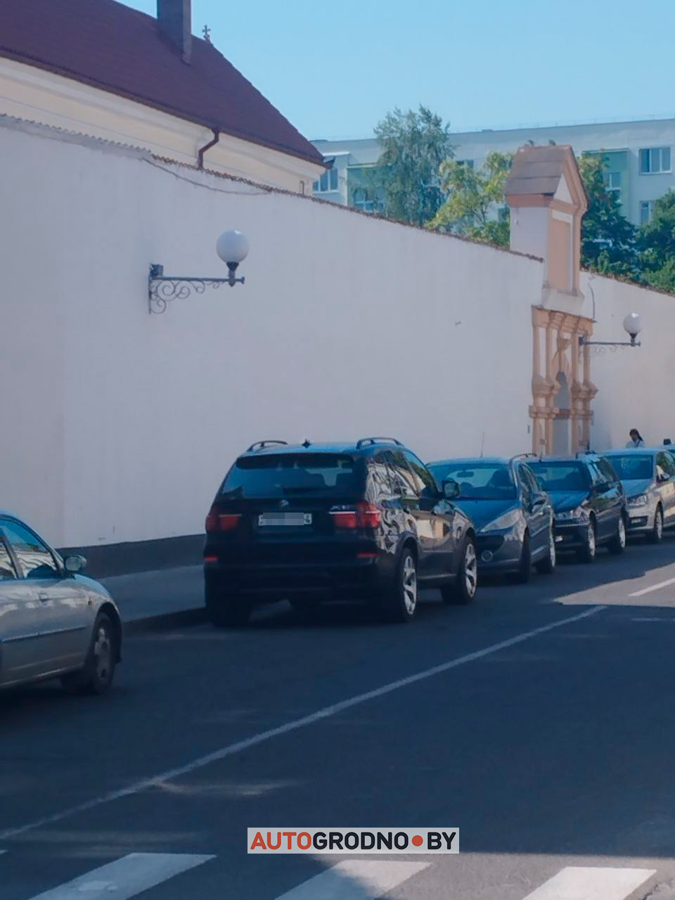 Неизвестный ставит пеньки и бронирует парковочное место в центре Гродно