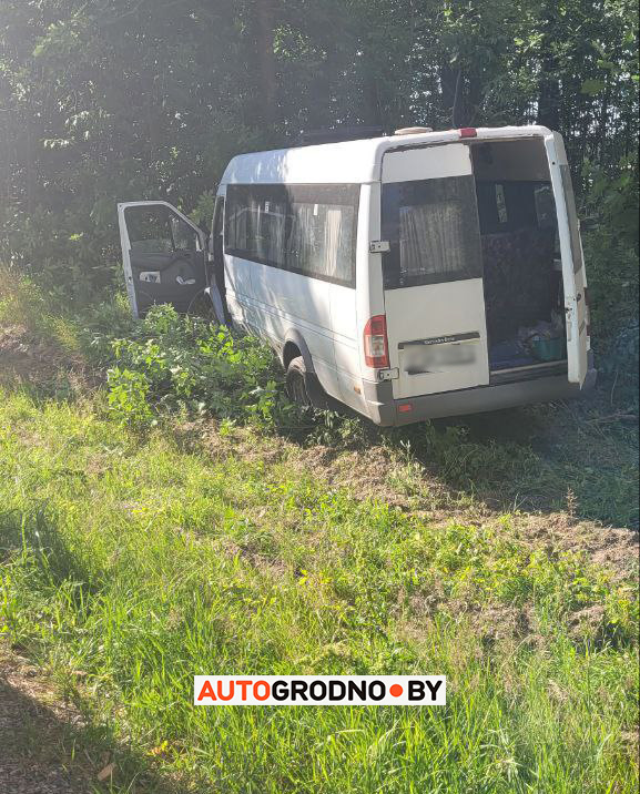 Серьезная авария на окраине Гродно: маршрутка в лесу, BMW разбита