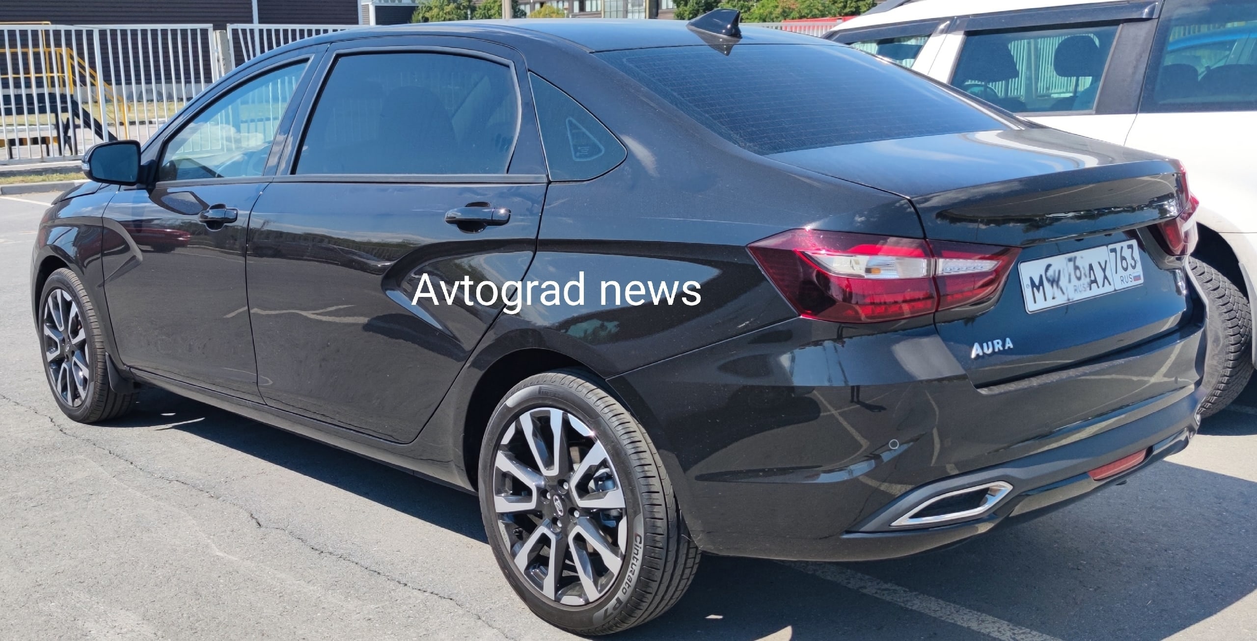 Россияне показали авто для своих чиновников – Lada Aurus будет такой