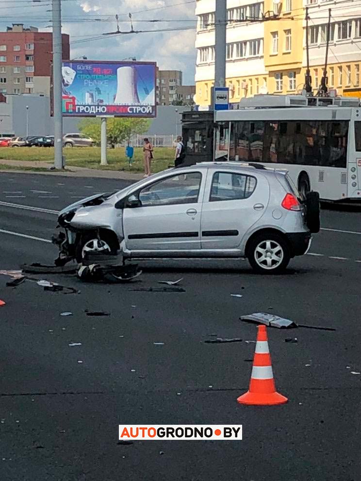 Медвежья услуга стала одной из причин ДТП в Гродно. Видео с камер аварии на Купалы