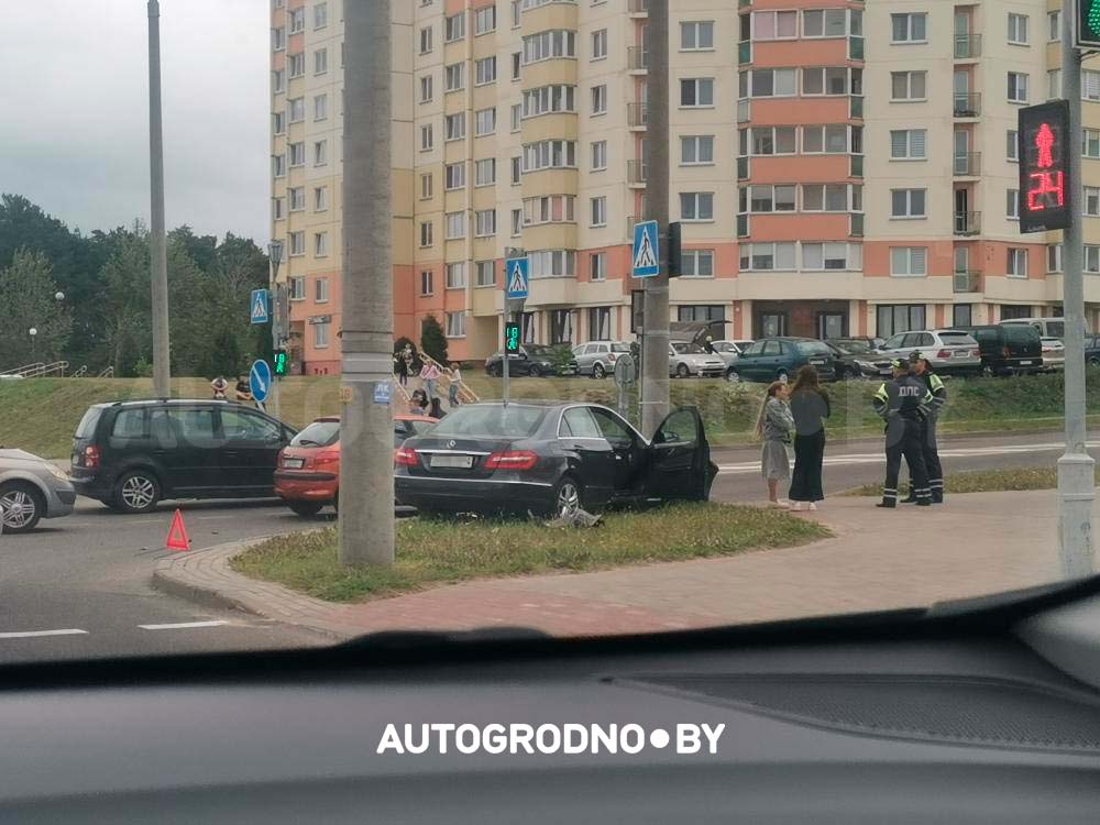 Ольшанка: Mercedes оказался в столбе