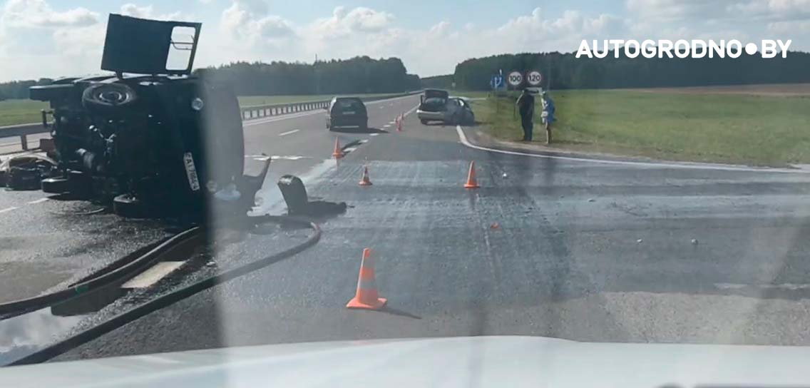 На трассе М6 опрокинулась Буханка. Пострадал только ее водитель