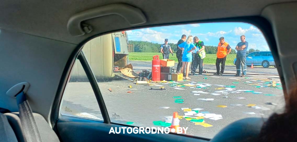 На трассе М6 опрокинулась Буханка. Пострадал только ее водитель