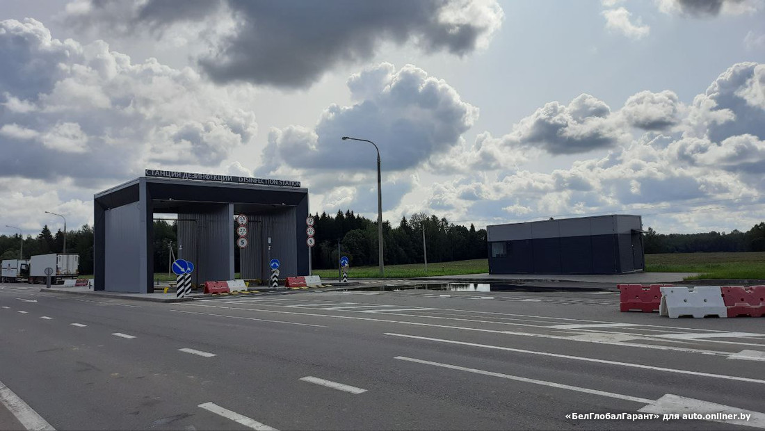 На видео показали, как работает пункт дезинфекции авто на границе Беларуси
