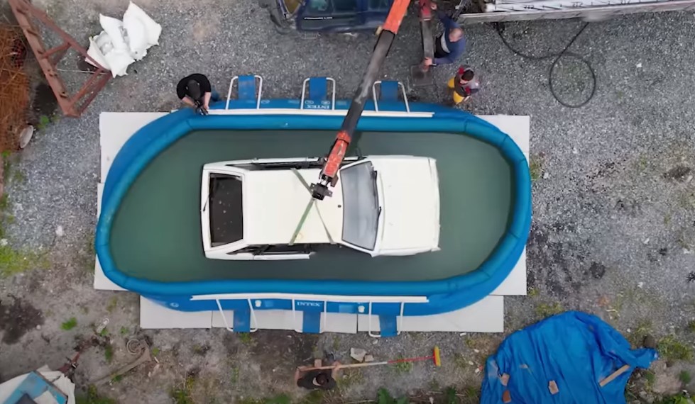 Блогер поместил автомобиль в морскую воду - эксперимент