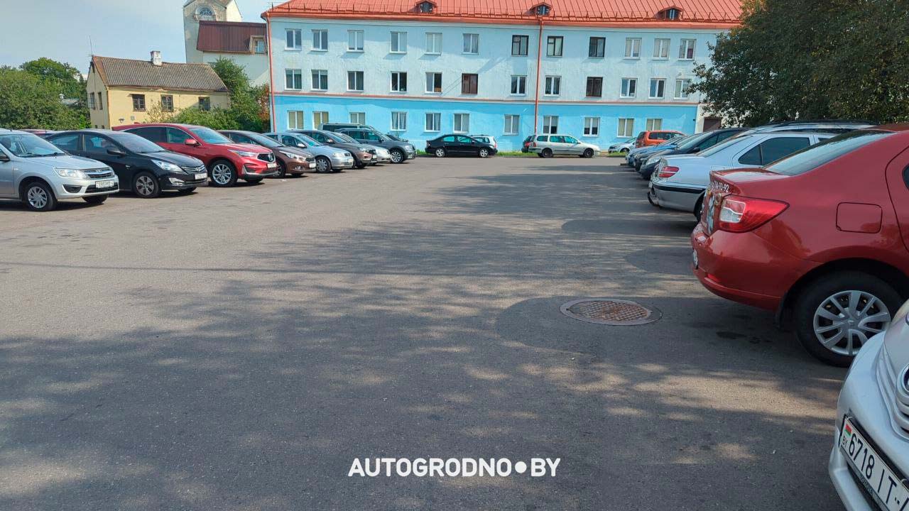 Почему на парковке на Виленской в Гродно нужна разметка. Мнение