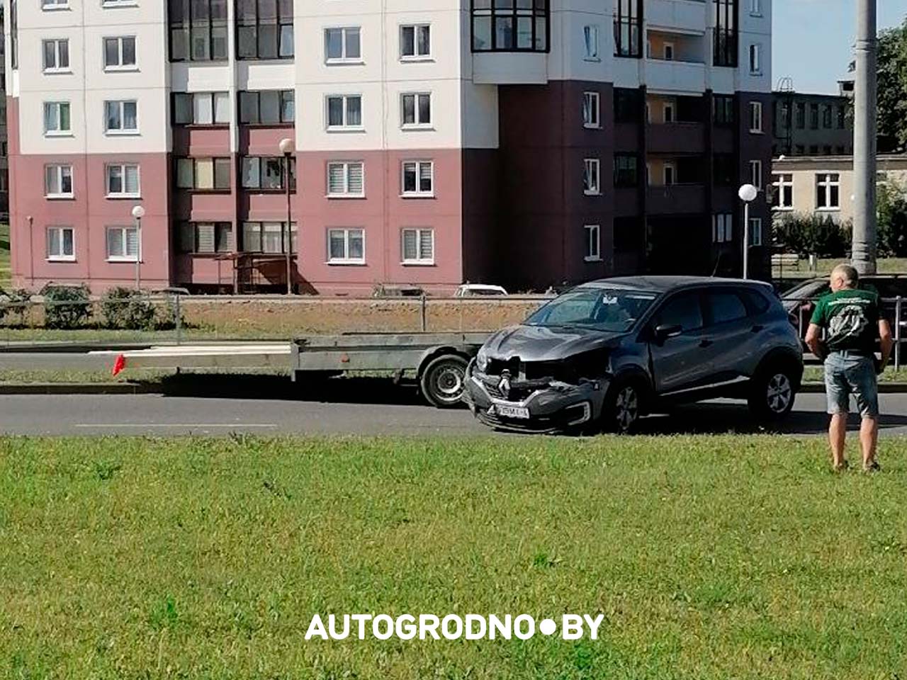 Ситуация на Магистральной: на дороге развернуло Renault Kaptur