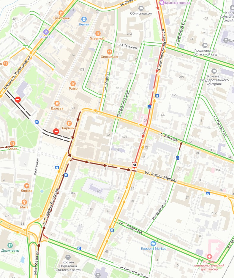 Типичная авария парализовала центр Гродно. Весь транспорт стал