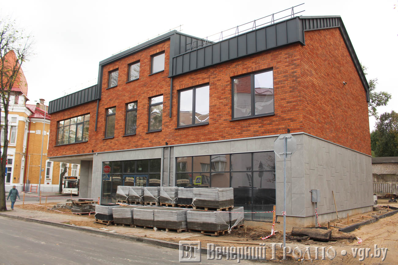 На месте автостоянки в центре Гродно достраивают бизнес-центр FERRO. Как он выглядит