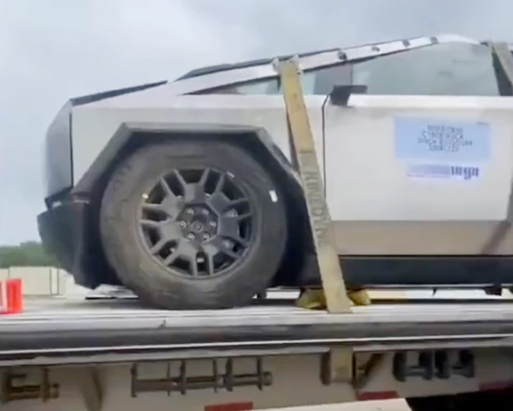 Tesla Cybertruck показали после переворота. Журналисты расстроены тем, как выглядит кузов пикапа