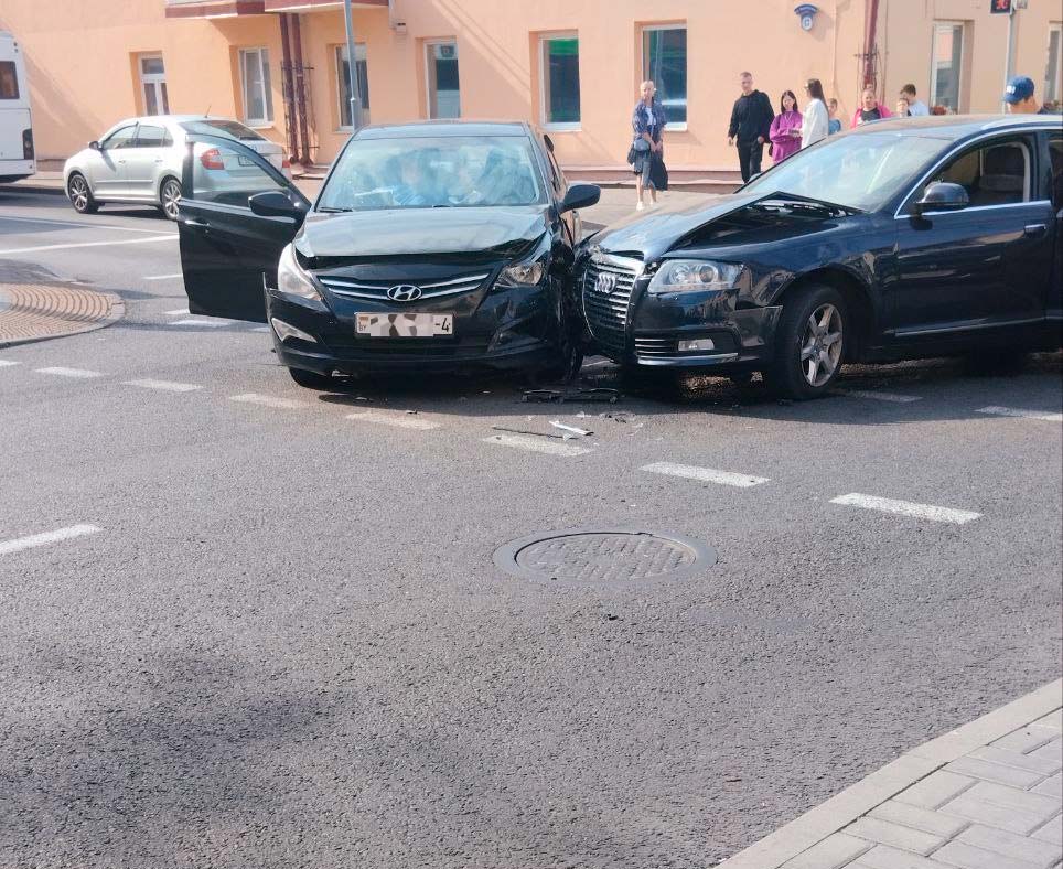 Типичная авария парализовала центр Гродно. Весь транспорт стал