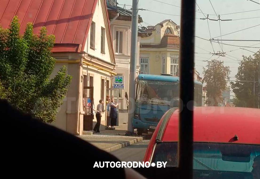 В центре Гродно автобус врезался в столб. Возможен затор по Кирова