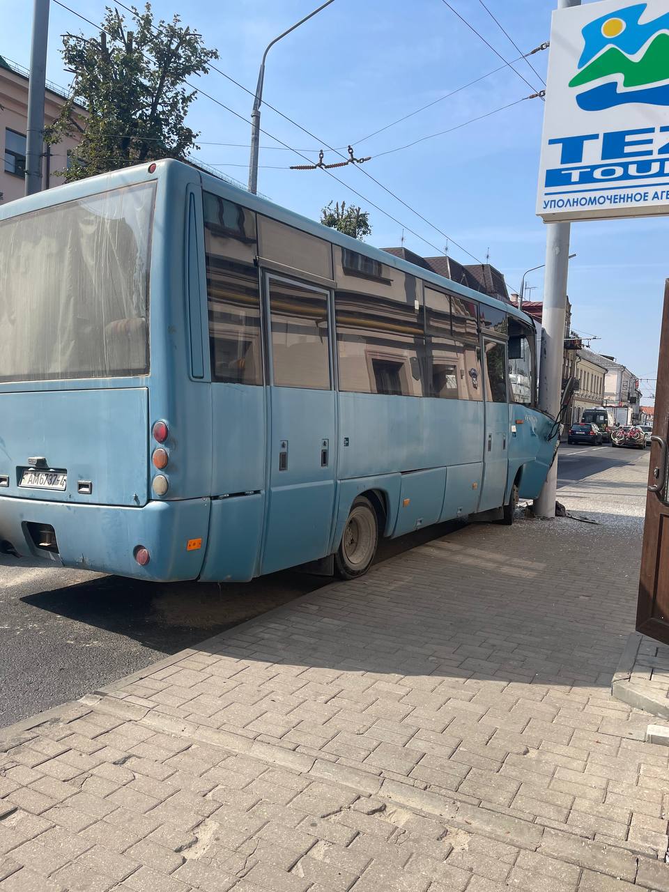 В центре Гродно автобус врезался в столб. Возможен затор по Кирова