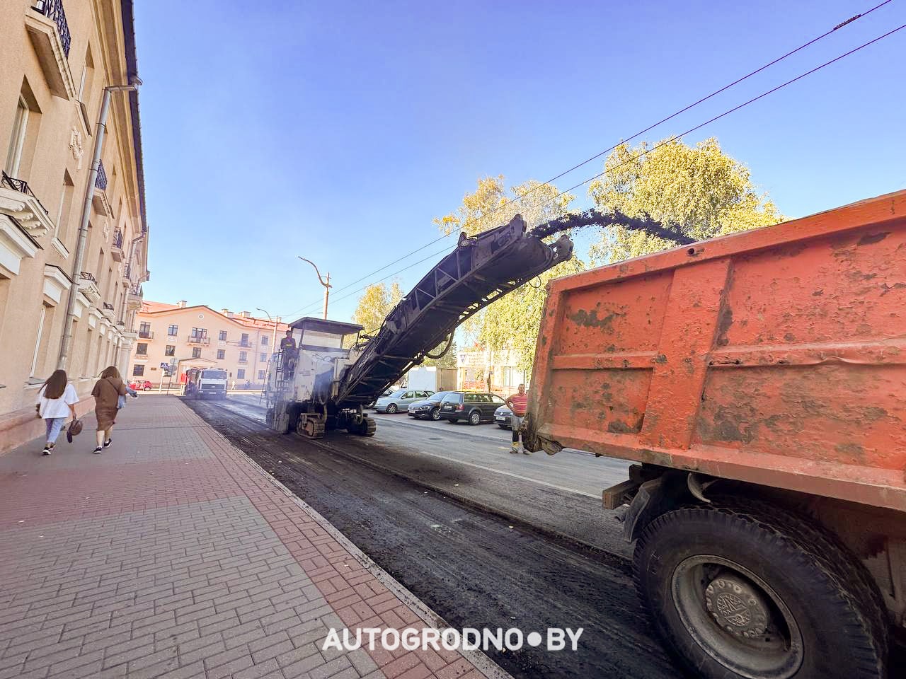 На улице Октябрьской в Гродно меняют асфальт. Фотофакт