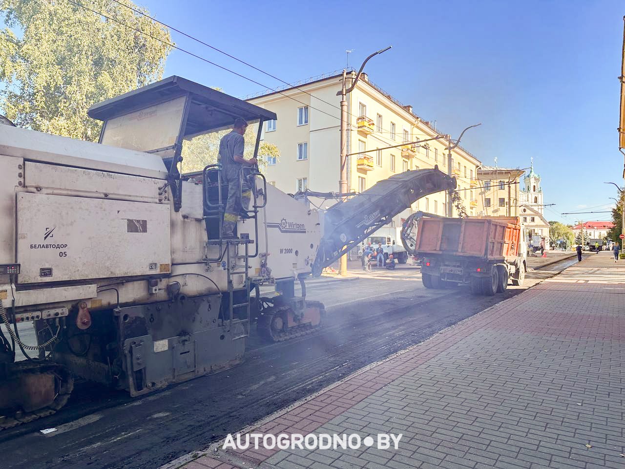 На улице Октябрьской в Гродно меняют асфальт. Фотофакт