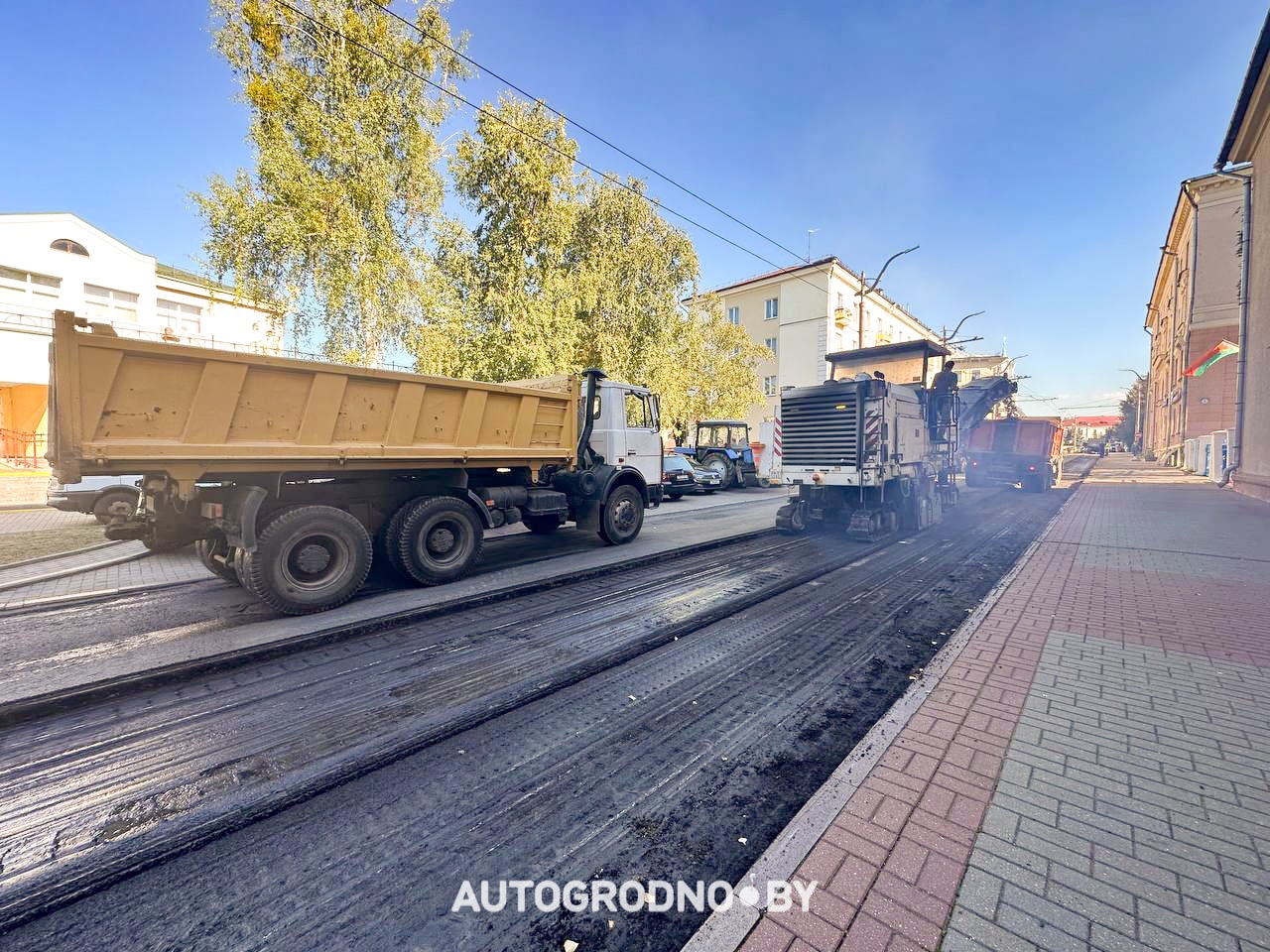 На улице Октябрьской в Гродно меняют асфальт. Фотофакт