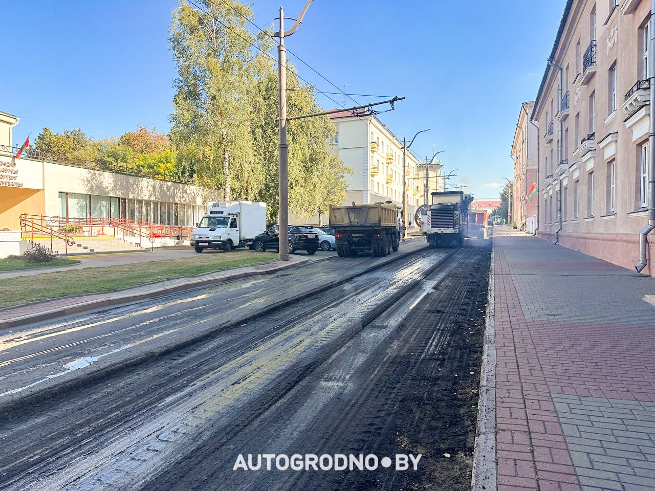 На улице Октябрьской в Гродно меняют асфальт. Фотофакт