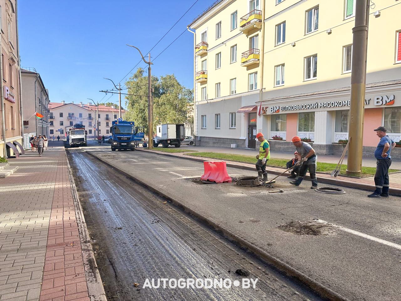 На улице Октябрьской в Гродно меняют асфальт. Фотофакт