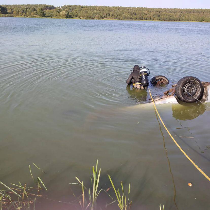 Сморгонь автомобиль под водой в озере