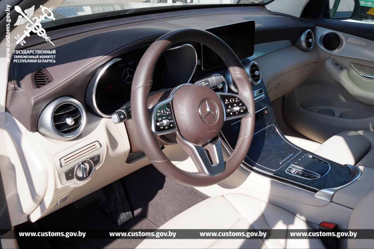 Таможня задержала партию премиальных кроссоверов. Перевозчик в 2 раза ошибся с их стоимостью