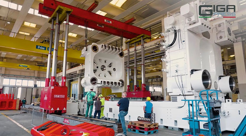 Tesla заново изобретает автомобилестроение: гигапресс будет создавать почти всю нижнюю часть авто в виде одной детали