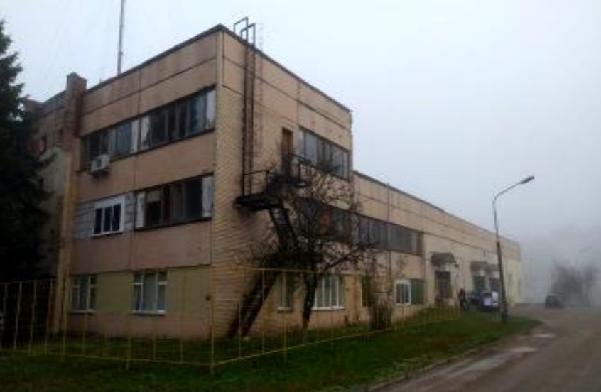 В лесу возле Южного рынка продают большую заброшку – здание старого водозабора Погораны