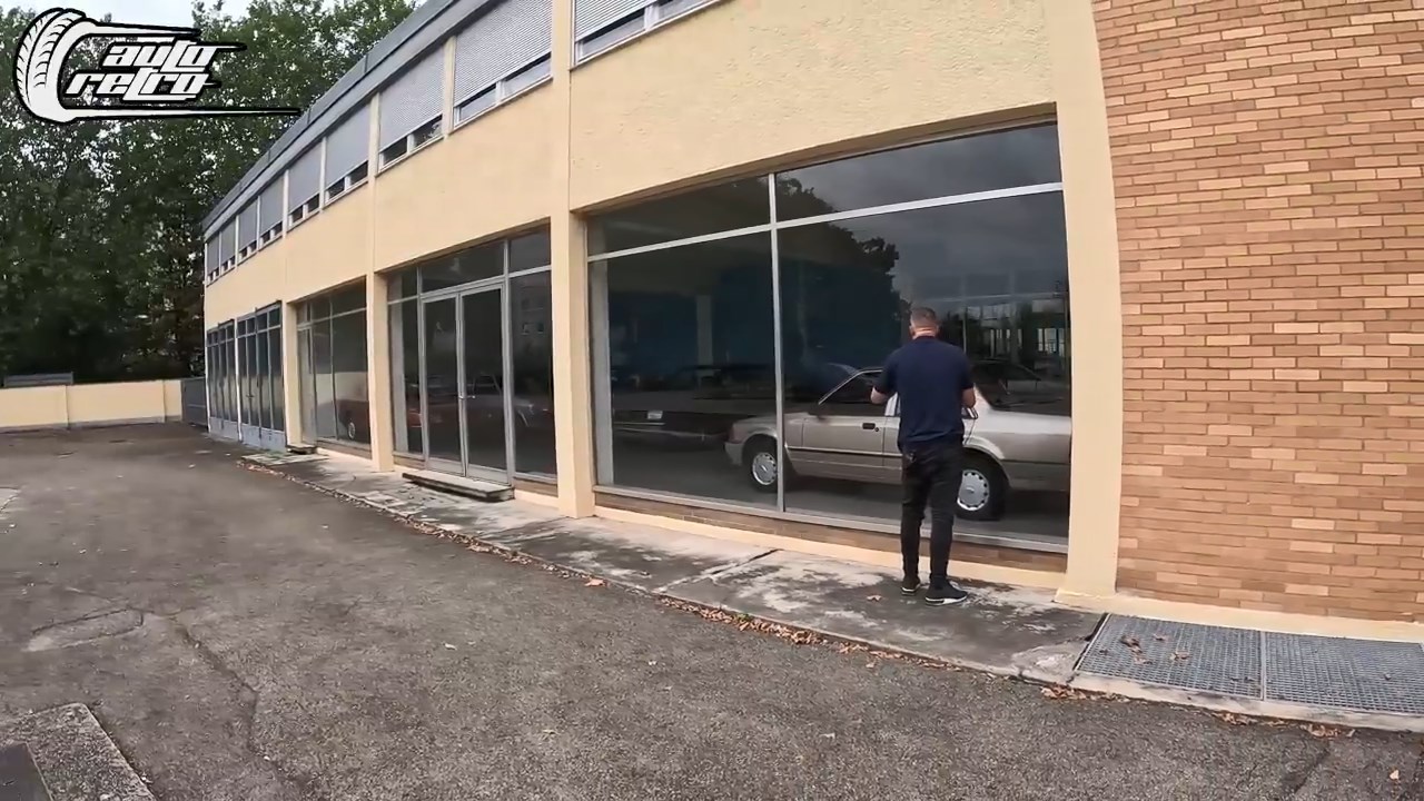 В Германии нашли автосалон, для которого время остановилось: в нем полно новеньких автомобилей 80-х годов