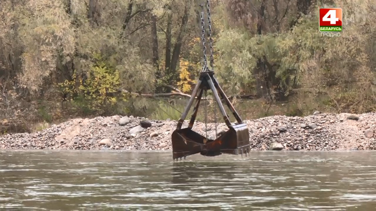 На Немане работает речной экскаватор Неманский 6 углубляет русло