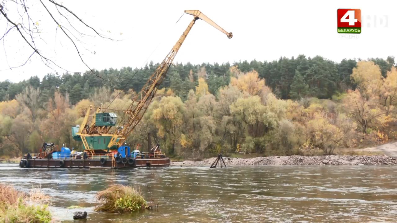 На Немане работает речной экскаватор Неманский 6 углубляет русло