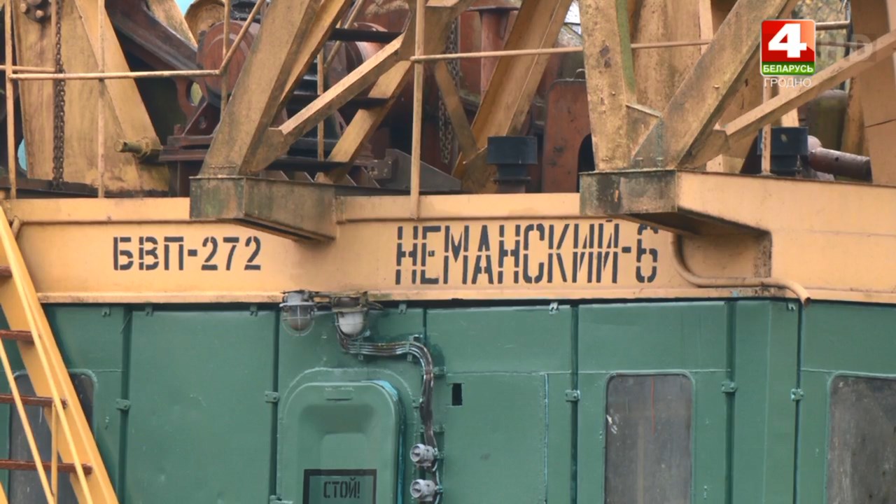 На Немане работает речной экскаватор Неманский 6 углубляет русло