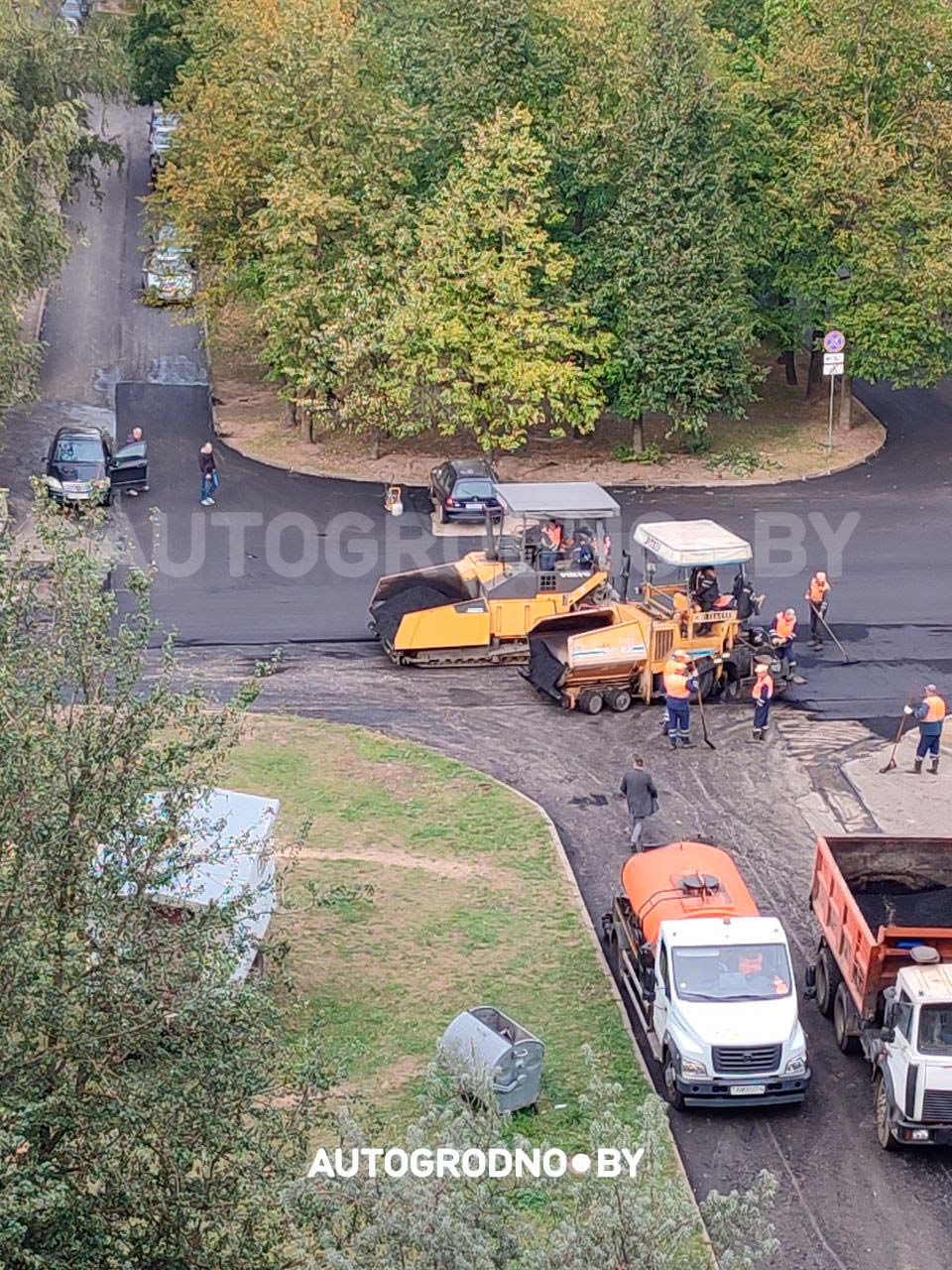 Во дворах Гродно асфальт кладут вокруг машины, которую так и не убрал владелец