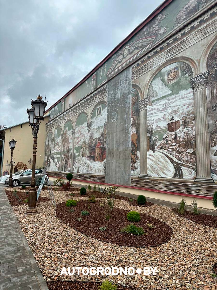 Сильный ветер повредил знаменитый мурал в Гродно