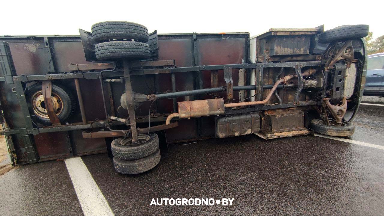 Трасса М6 перекрыта из-за переворота грузовика. Работает скорая и МЧС