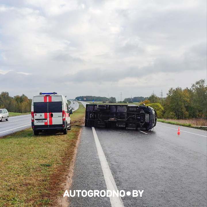 Трасса М6 перекрыта из-за переворота грузовика. Работает скорая и МЧС