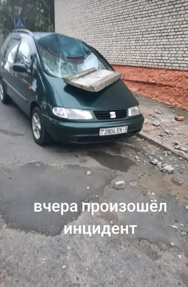 Рогачев: с крыши многоэтажки на SEAT упала плита