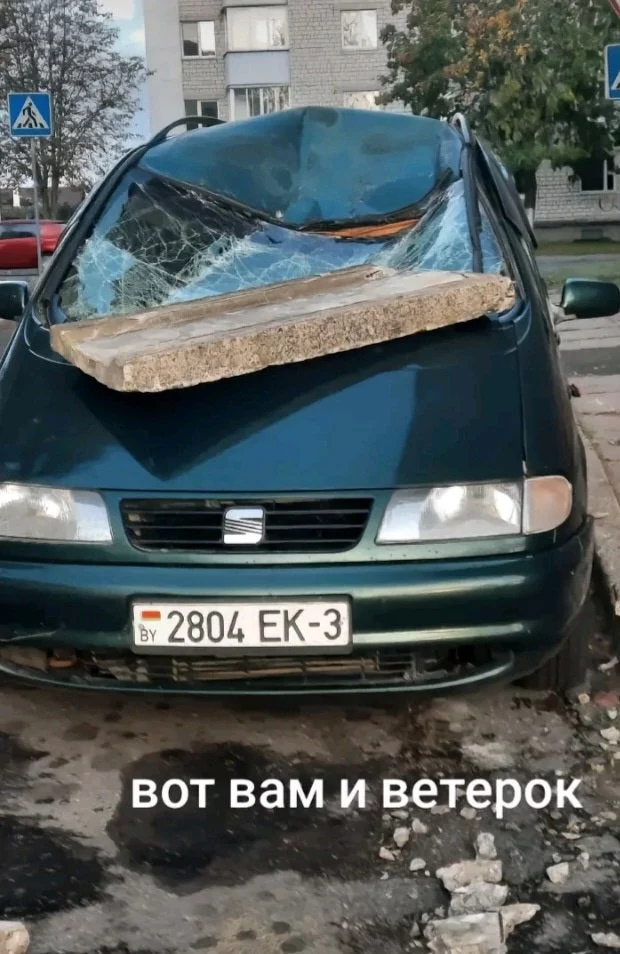 Рогачев: с крыши многоэтажки на SEAT упала плита