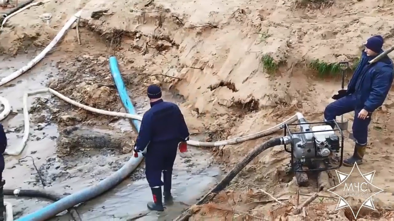 Из реки вблизи Мостов вытягивают тягач СТЗ-5 времен войны