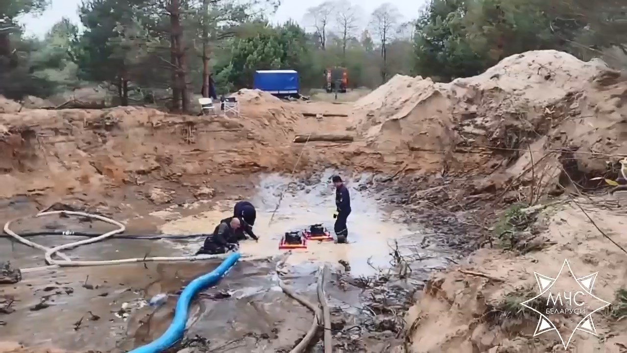 Из реки вблизи Мостов вытягивают тягач СТЗ-5 времен войны