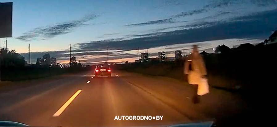 Водитель BMW X5 промчался по обочине в Гродно и едва не лишил жизни женщину