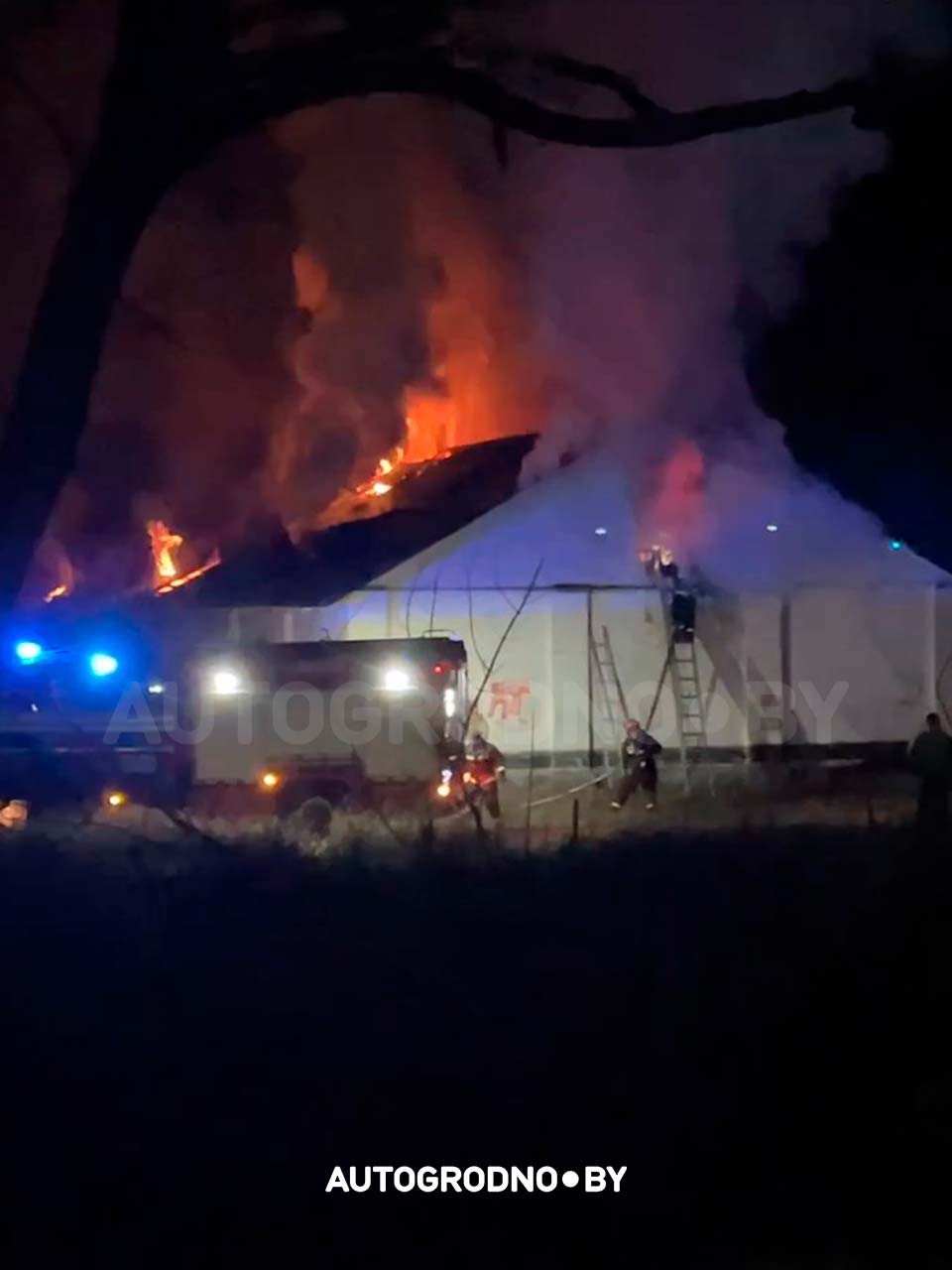 Сильный пожар на Фолюше: в зданиях бывшей военной части