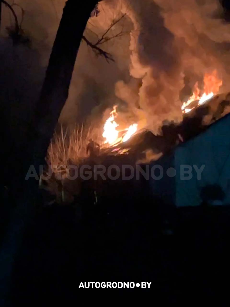 Сильный пожар на Фолюше: в зданиях бывшей военной части